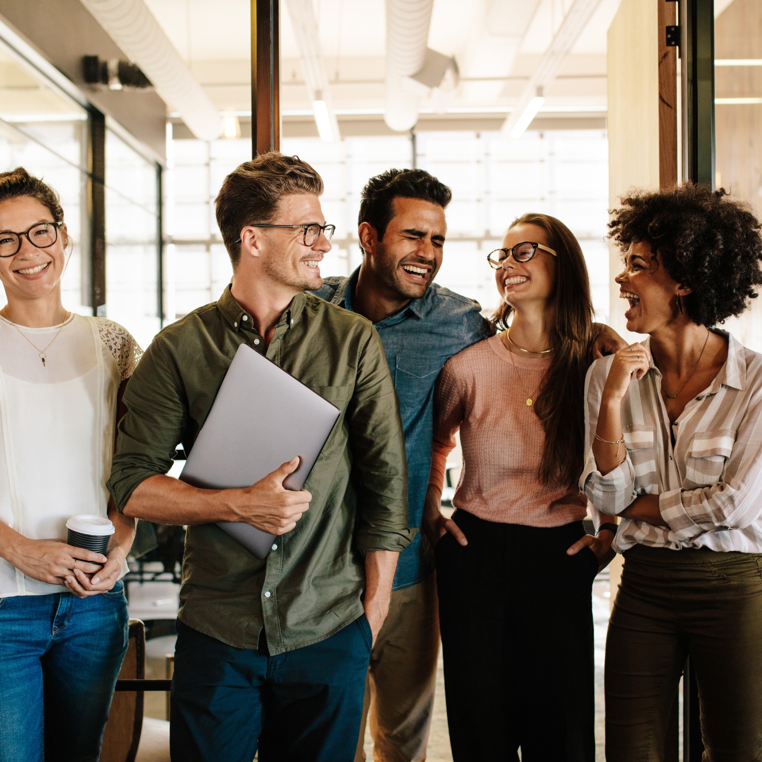 Lachendes Team im Büro – persönliche Beratung auf Augenhöhe